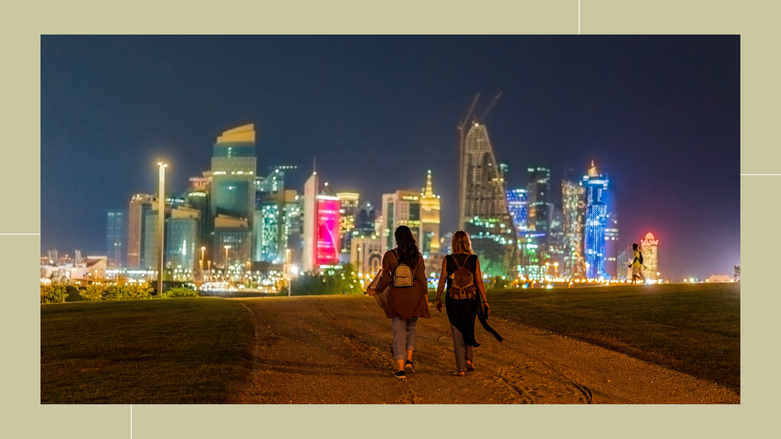 touristes marchant sur unebplage de nuit