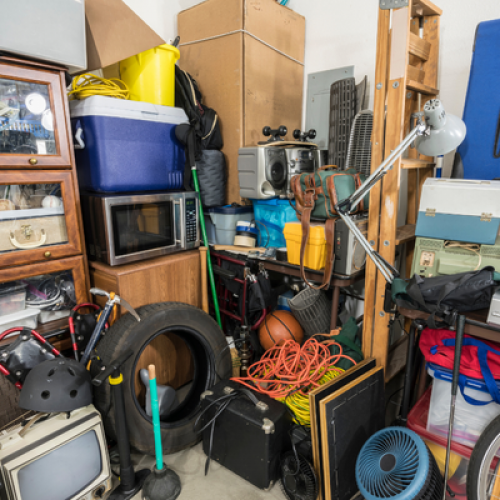 pièce encombrée en désordre