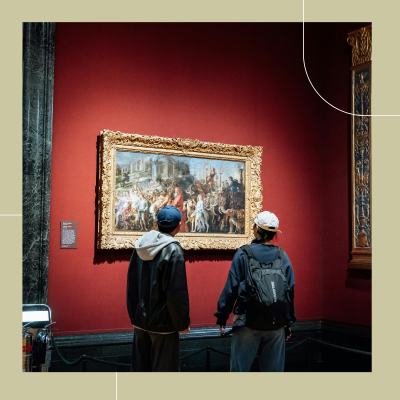 touristes dans un musée de nuit noctourisme en plein essor